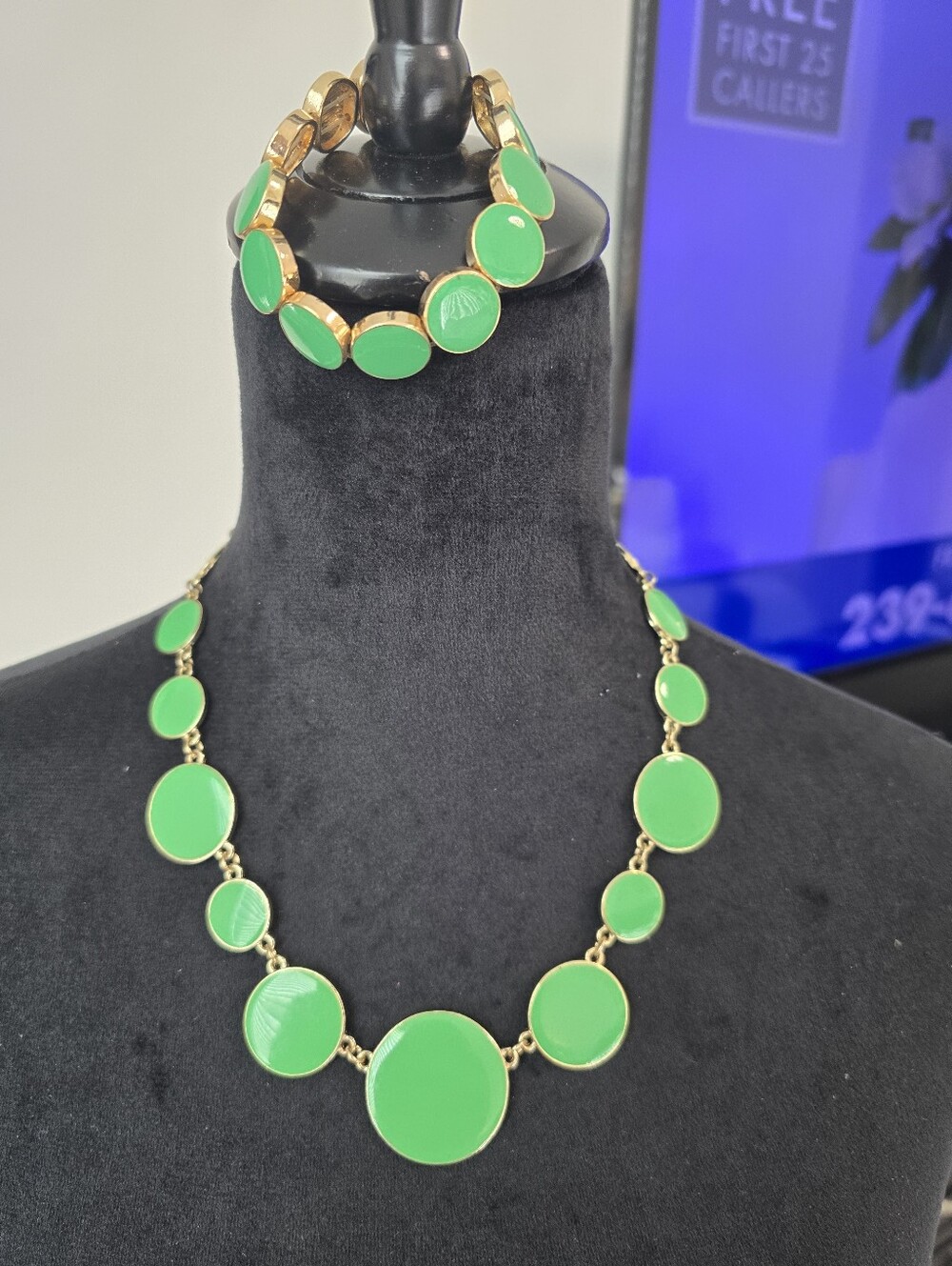 Vintage CHARMING CHARLIE Jade And Gold Toned Matching Bracelet And Necklace Set